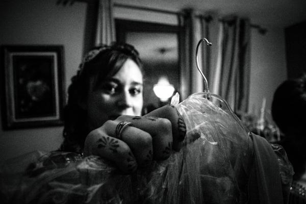 The bride changes her outfit, showing her ring. Bride's clothes are traditionally made by herself, but this tradition is getting lost. The bride will wear several dresses during the party. the higher the social level of the family, the more the dresses the bride will have to wear. This is called "Tasdira"
